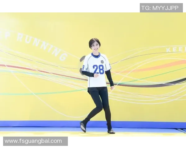 地板上足球球星跃动风采展示球场之外的别样魅力